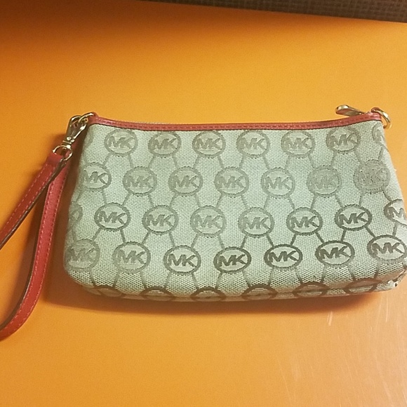 Michael Kors signature wristlet - Picture 3 of 6